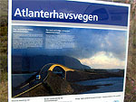 Informační tabule u nejslavnějšího z mostů Atlanterhavsveien.