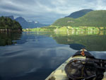 Hustě obydlené břehy fjordu