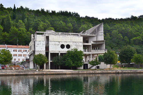 Chorvatsko, Obrovač - vystřílený kulturák uprostřed města